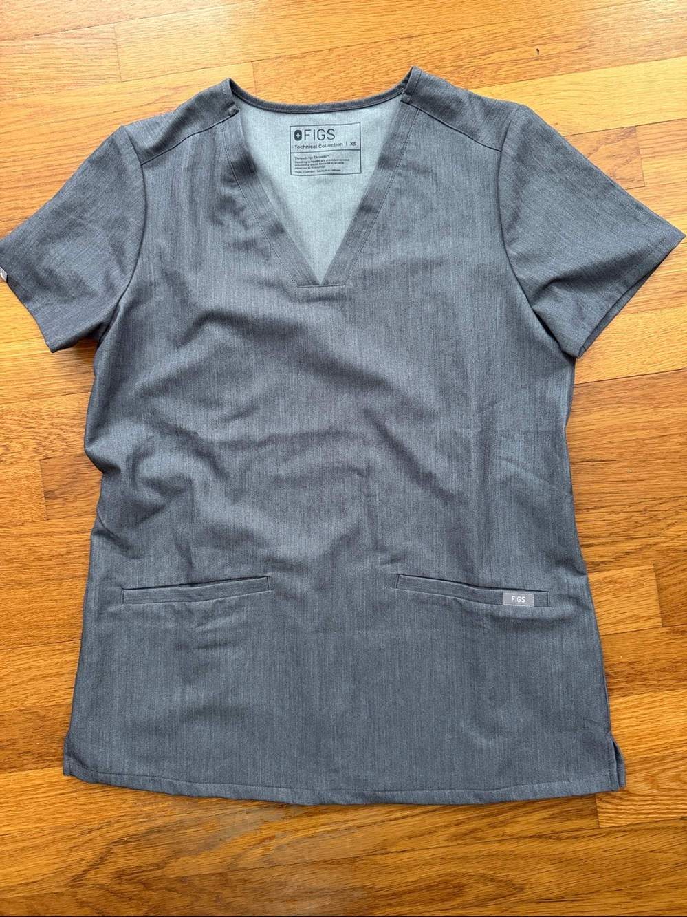 FIGS Women’s casma 3 pocket V-Neck Scrub Top gray